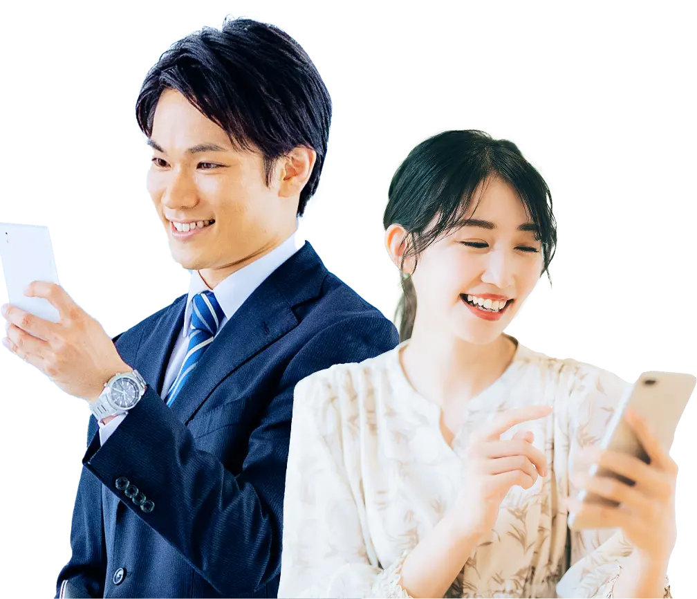 スマートフォンを操作する男女